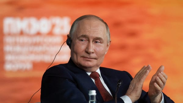 Økonomien er på vej i bakgear, siger russisk minister - det er ikke krigens skyld, mener Putin 