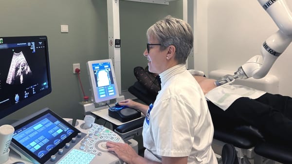 Robot scanner gravide maver: Jordemødre slipper for ømme arme