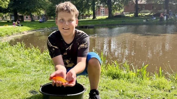 Martinus fanger de guldfisk, vi forsøger at skille os af med 