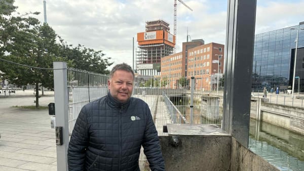 Sol, sjus og skrald: Robot-sien fisker festen op