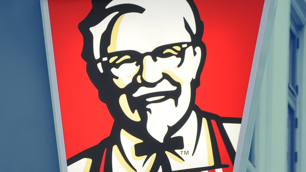 Interne chatbeskeder mellem KFC-ansatte afslører datofidus på danske restauranter