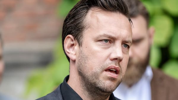 Profil fra Moderaterne arbejder som advokat under lønnet plejeorlov fra Folketinget