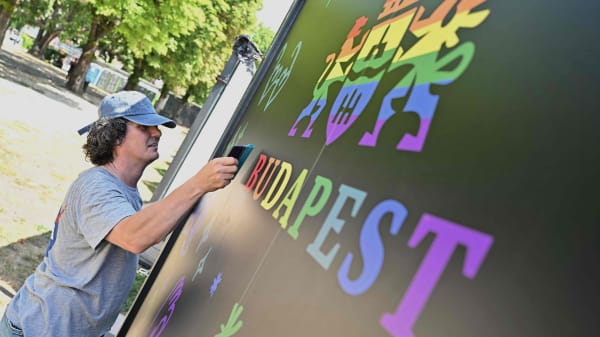 Ungarns politi har nedlagt forbud mod pride i Budapest: Danske Benjamin vil alligevel gå på gaden