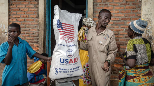 USAID lukker: George W. Bush med usædvanlig hård kritik af Trump