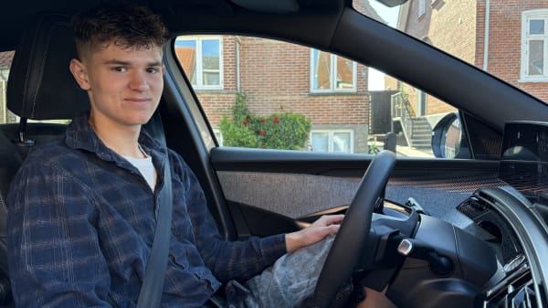 17-årige Osvald har talt dagene til mere frihed: Nu må han køre uden mor og far