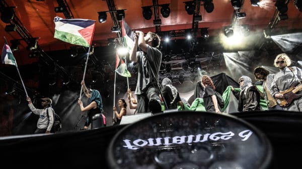Irsk band deler vandene med koncert, der forvandlede sig til Palæstina-demo