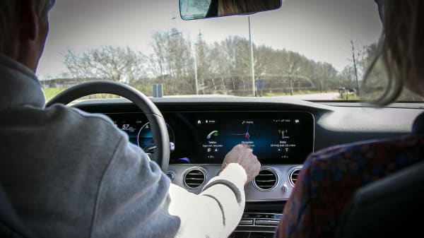 Store skærme forstyrrer vores fokus i bilen: 'Det giver sådan et ubehageligt sug i maven'