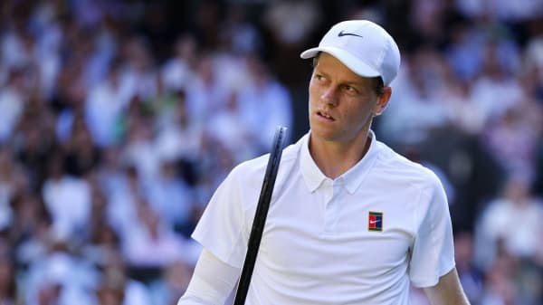 Jannik Sinner fik Djokovic til at se gammel ud på Centre Court