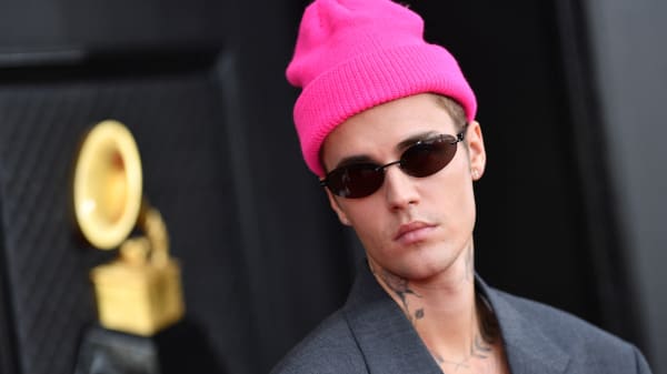 Bieber-fans har ventet i fire år. Belønningen er en 'middel plade'