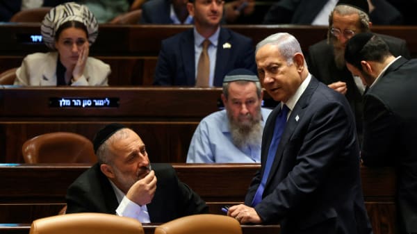I dag mister Netanyahu sit flertal, men magten holder han fast i - i hvert fald for nu