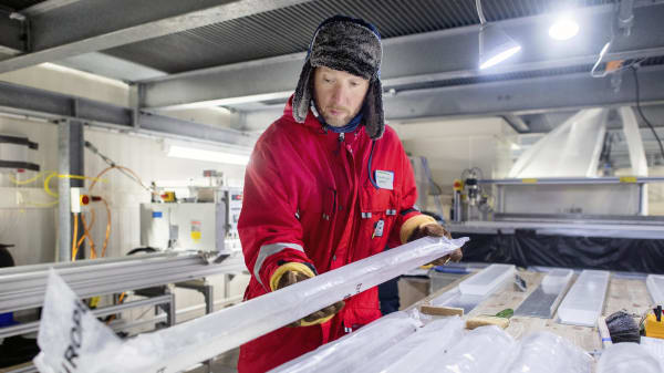 Forskere vil smelte millioner år gammel is for at løse istids-mysterium