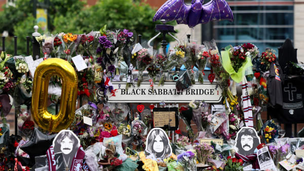 Tusindvis deltog i begravelsesoptog for Ozzy Osbourne