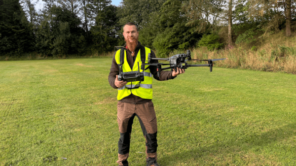 Frivillig forening finder bortløbne hunde med droner: Har ekstra travlt i ferien