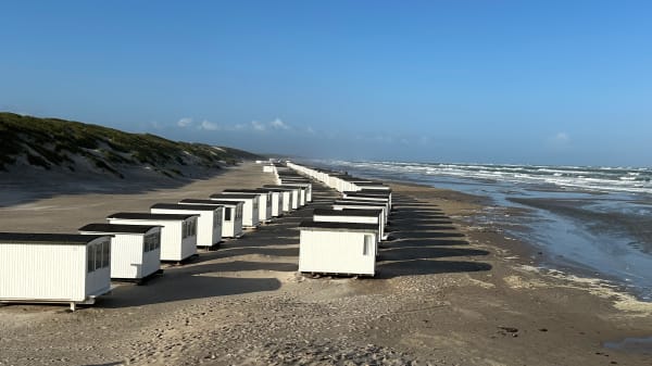 Floris truer vestkysten: Badehuse flyttet inden storm