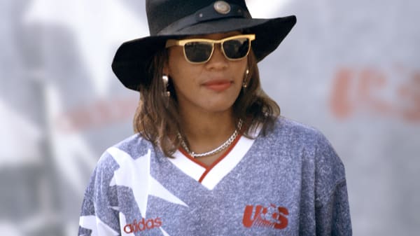 Catsuit og fodboldtrøje båret af Whitney Houston solgt på auktion