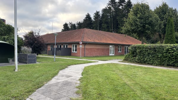 Misbrugscenter i villakvarter møder protester