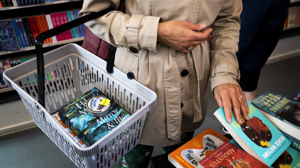 Forlag jubler over fjernelse af bogmoms og lover langt billigere bøger