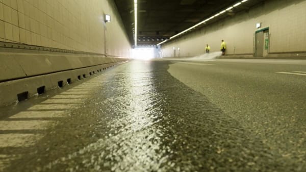 Trafikeret tunnel består regn-eksamen