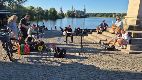 Med hjælp fra tilfældige mennesker genindspiller Marco en Metallica-klassiker