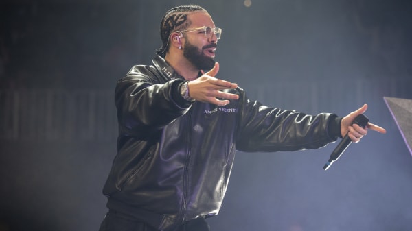 Pludselig skulle to fuckfingre i vejret og ekskæresterne tilsvines under koncert med 'knækket' superstjerne