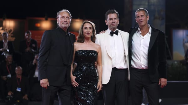 Stående bifald i Venedig til ny dansk film med sort humor og sære eksistenser