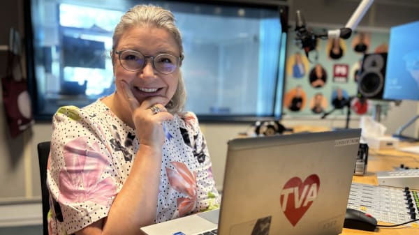 Monica sidder 200 kilometer væk fra resten af sin redaktion