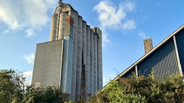 Gabende hul i kæmpesilo: Tiden er løbet fra den