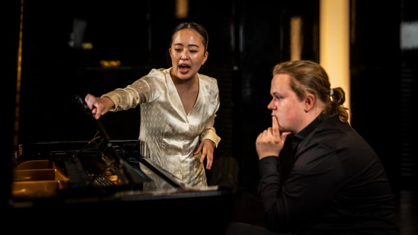 Sorte sokker og sort-hvide tangenter