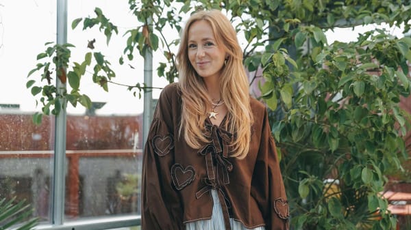 Det begyndte med 'dårlige' videoer på YouTube – nu inspirerer hun andre til at sy