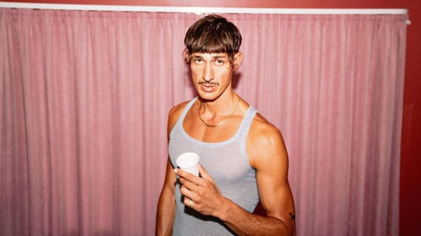 Tobias Rahim donerer en million kroner til behandlingscenter, der reddede hans venner