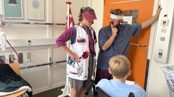 Kristina har skiftet sin hvide hospitalskittel ud med en rød klovnenæse