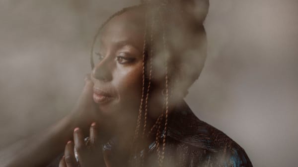 Stjerneforfatter langer ud efter den amerikanske venstrefløj: 'Det knuser mit hjerte'