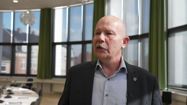 Stefan arbejder med buh-råb og 'udiplomatiske' kommentarer fra sidelinjen