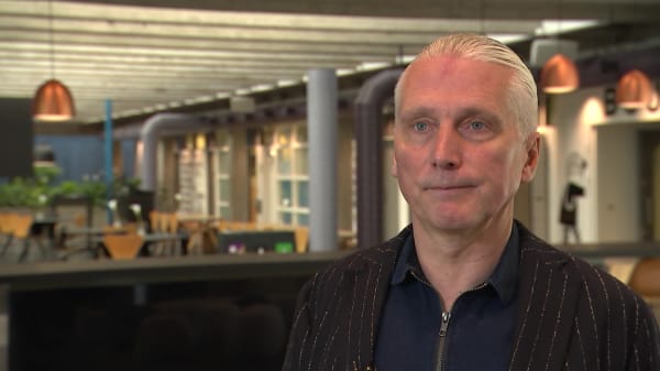 Politikere holder deres meninger tilbage i byråd med hård tone