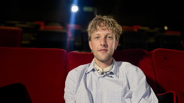 Har du brændt dig på datinglivet? Det har Ludvig, der nu har lavet en film om alt det 'pinlige'