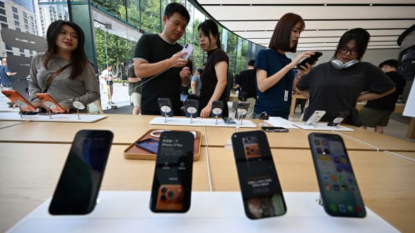 Fra i dag kan du købe Apples nye iPhone. Men i Kina brokker de sig allerede over ridser