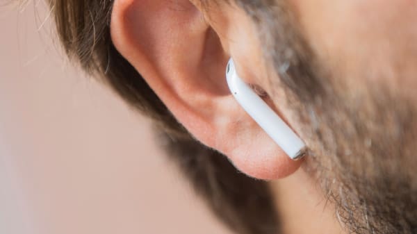 Kan du gå en tur uden musik i ørerne? Fænomenet rawdogging vinder frem