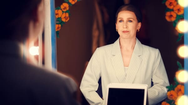 Politikerne er vilde med revy - også når den taler magten midt imod: 'Det er det fornemste tegn på, at vi har et levende demokrati'