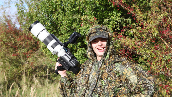 Fra skaterdreng til naturformidler: Emil lokker de unge med vilde eventyr i dansk natur 
