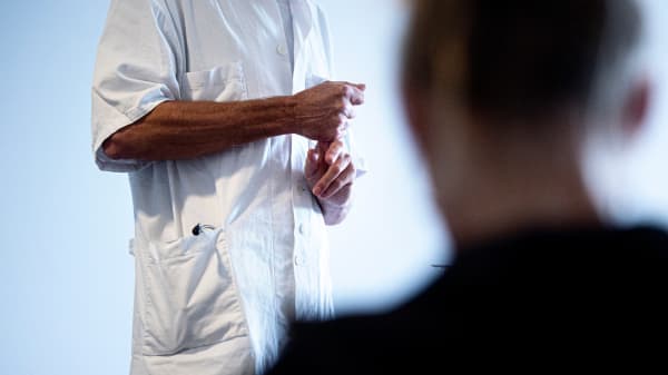 Slut med hundedyre vikarer: Regioner vil fastansætte læger i psykiatrien