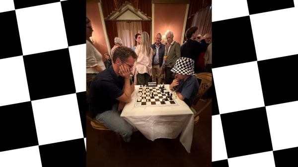 DR-kommentator har set skak på de skrå brædder: 'Det ville svare til at tage med hænder i fodbold og slippe afsted med det'