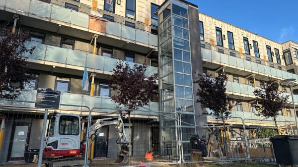 Beboere vender hjem til deres lejlighed i Odense efter en uges evakuering