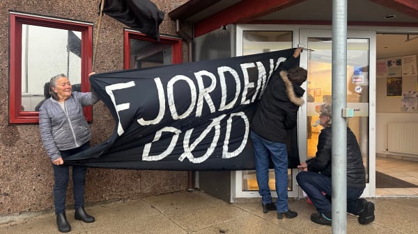 De sorte flag vajede foran rådhuset - byråd arbejder videre med havneudvidelse