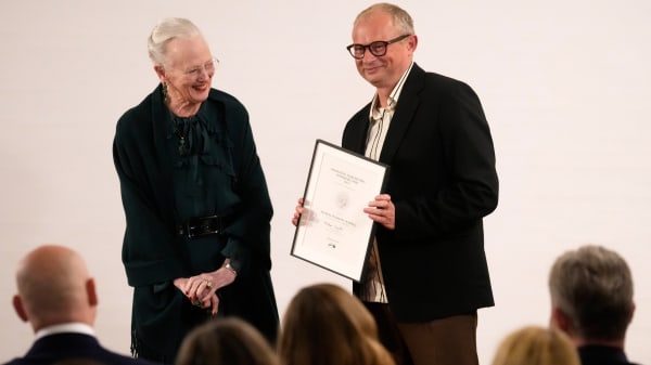 På første store rejse i fire år hædrer dronning Margrethe antikforsker