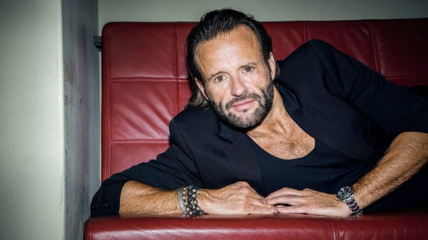 Dennis Knudsen vil arve: Søger ældre ægtefælle 