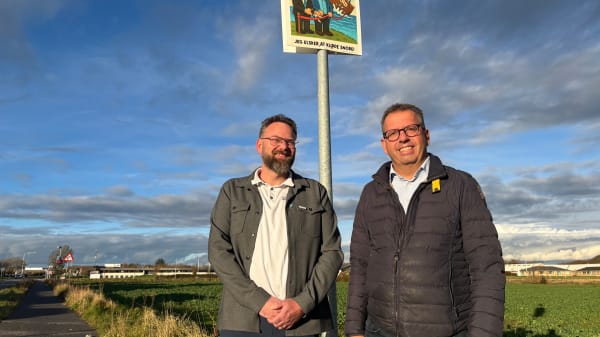 Danmarksdemokraterne tager pis på Venstre med satiretegninger