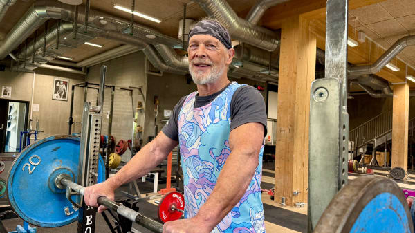 78-årige John har lige vundet sit fjerde VM i styrkeløft: 'Hvem vil ikke gerne være verdensmester'