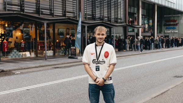 Køen er lang, når Joakim sælger gamle fodboldtrøjer: 'Det er blevet en almen ting at gå i'
