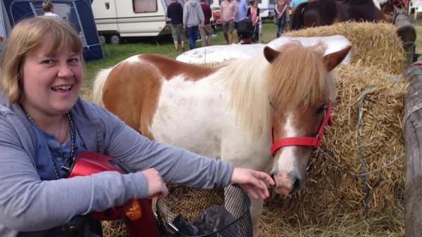Rikke gik fra hjælp 24 timer i døgnet til otte timers hjælp om ugen: 'Hun blev trist og grå'