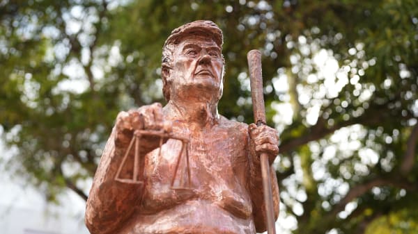 Om Trump vil blive fornærmet over nøgen statue af sig selv? Næ, mener amerikansk senator. Beæret, måske 